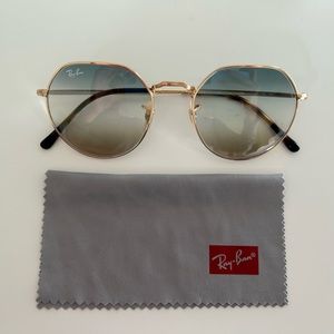 Ray-Ban Jack Sunglasses. Polished gold frame. Blue/brown lenses.